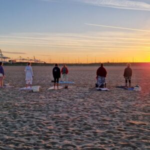 Alternative view of YOGA at ZEEBRUGGE BEACH / Yoga op het strand van Zeebrugge